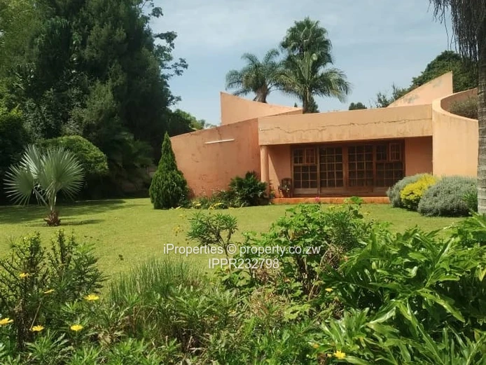 Spacious  old money  Property in Old Mazowe  (Sole Mandate)
