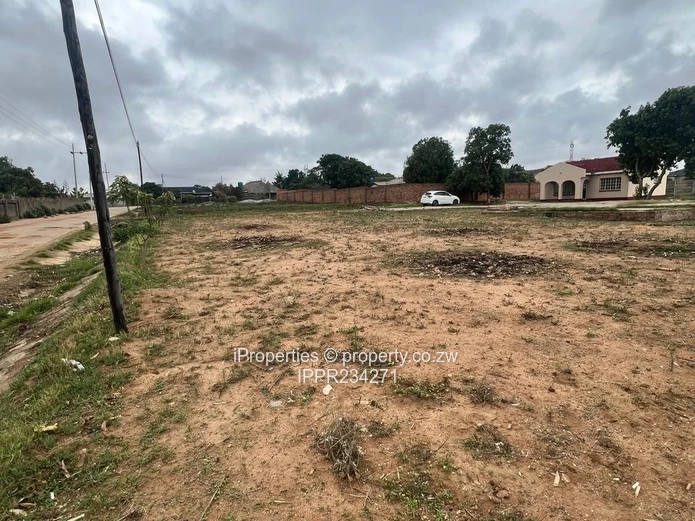 2,248m² stand comes with a neat 2-bedroom cottage 