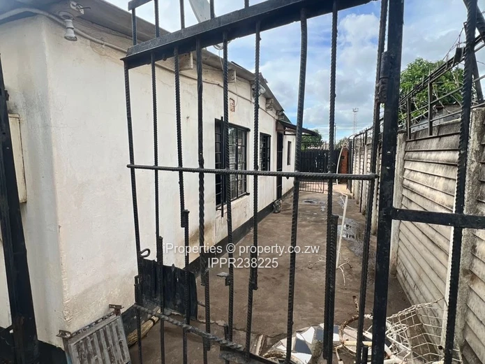 Mufakose Core House  with Title deeds  (Sole Mandate)