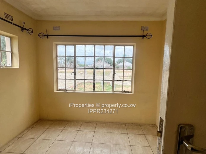 2,248m² stand comes with a neat 2-bedroom cottage 