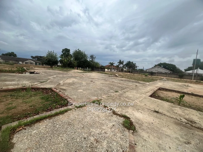 2,248m² stand comes with a neat 2-bedroom cottage 