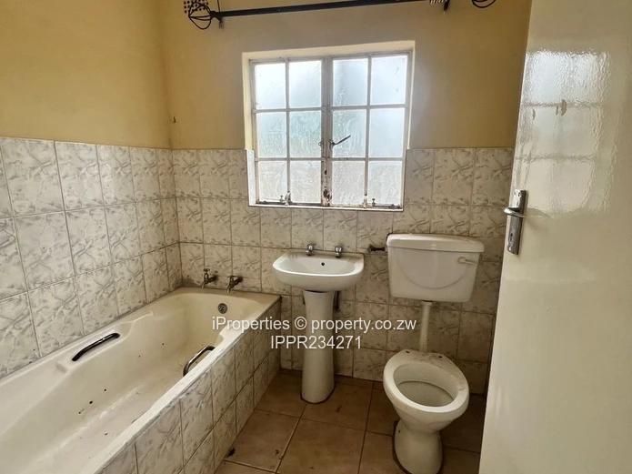 2,248m² stand comes with a neat 2-bedroom cottage 