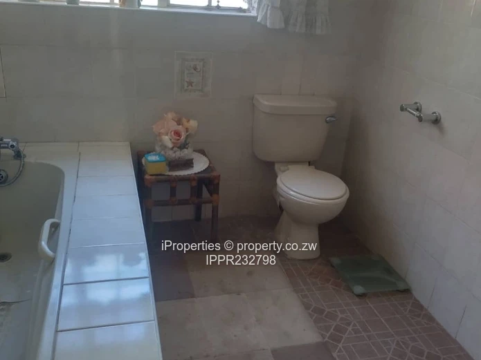 Spacious  old money  Property in Old Mazowe  (Sole Mandate)