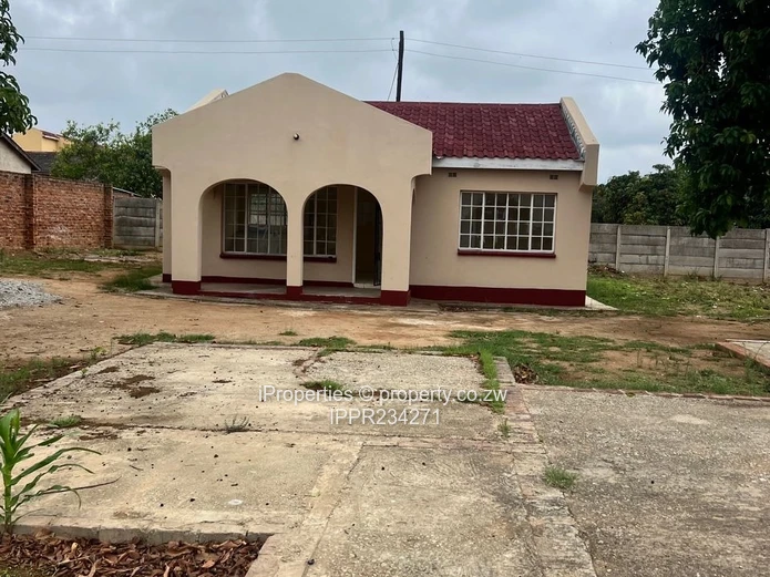 2,248m² stand comes with a neat 2-bedroom cottage 