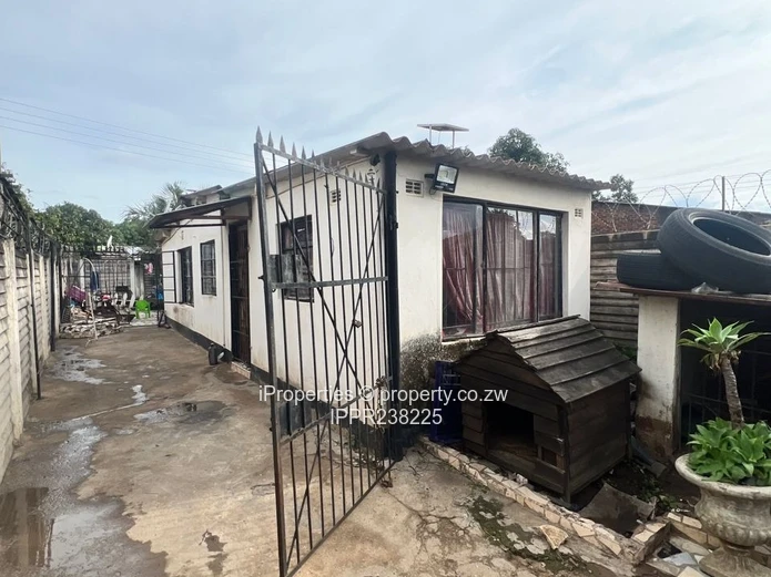 Mufakose Core House  with Title deeds  (Sole Mandate)