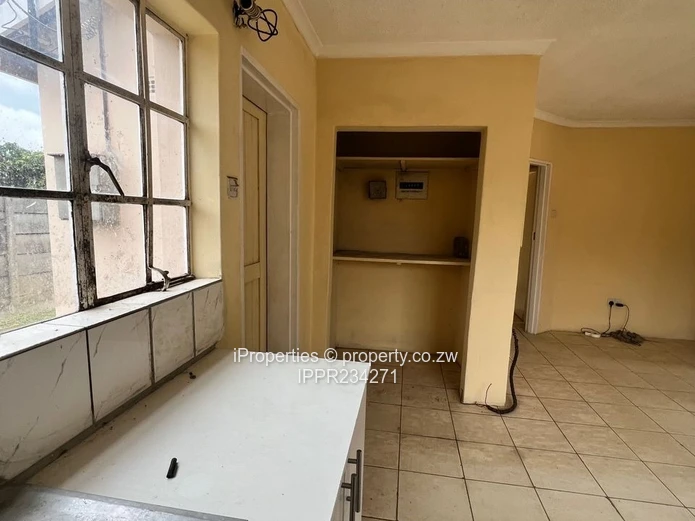 2,248m² stand comes with a neat 2-bedroom cottage 