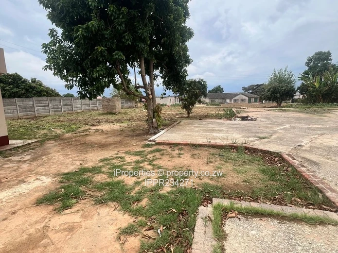 2,248m² stand comes with a neat 2-bedroom cottage 