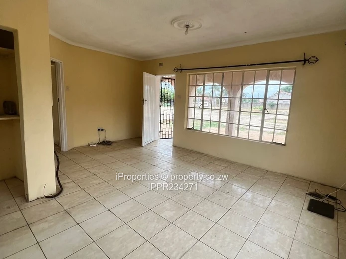 2,248m² stand comes with a neat 2-bedroom cottage 