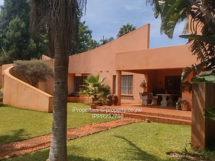 Spacious  old money  Property in Old Mazowe  (Sole Mandate)