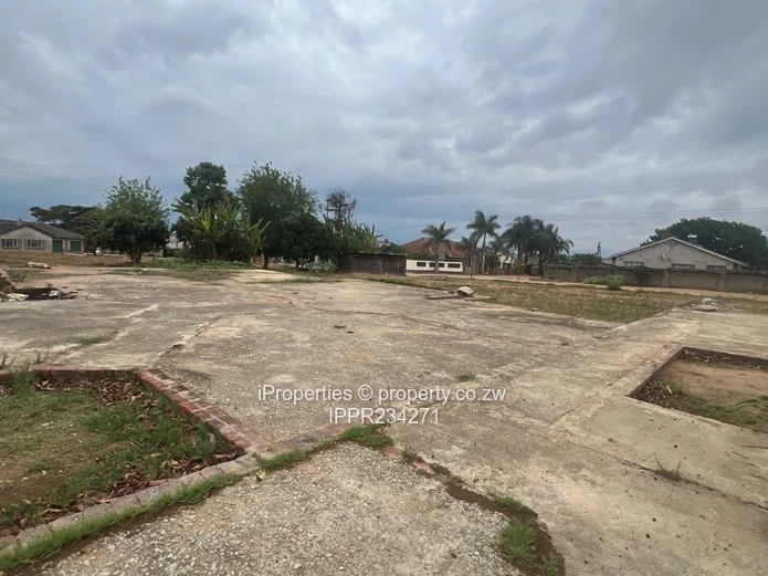 2,248m² stand comes with a neat 2-bedroom cottage 